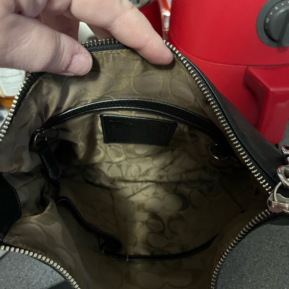 Coach Black Leather Shoulder Bag with Sleek Design - Picture 5 of 7